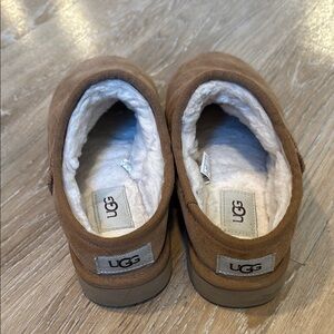 UGG SLIP ON SLIPPERS